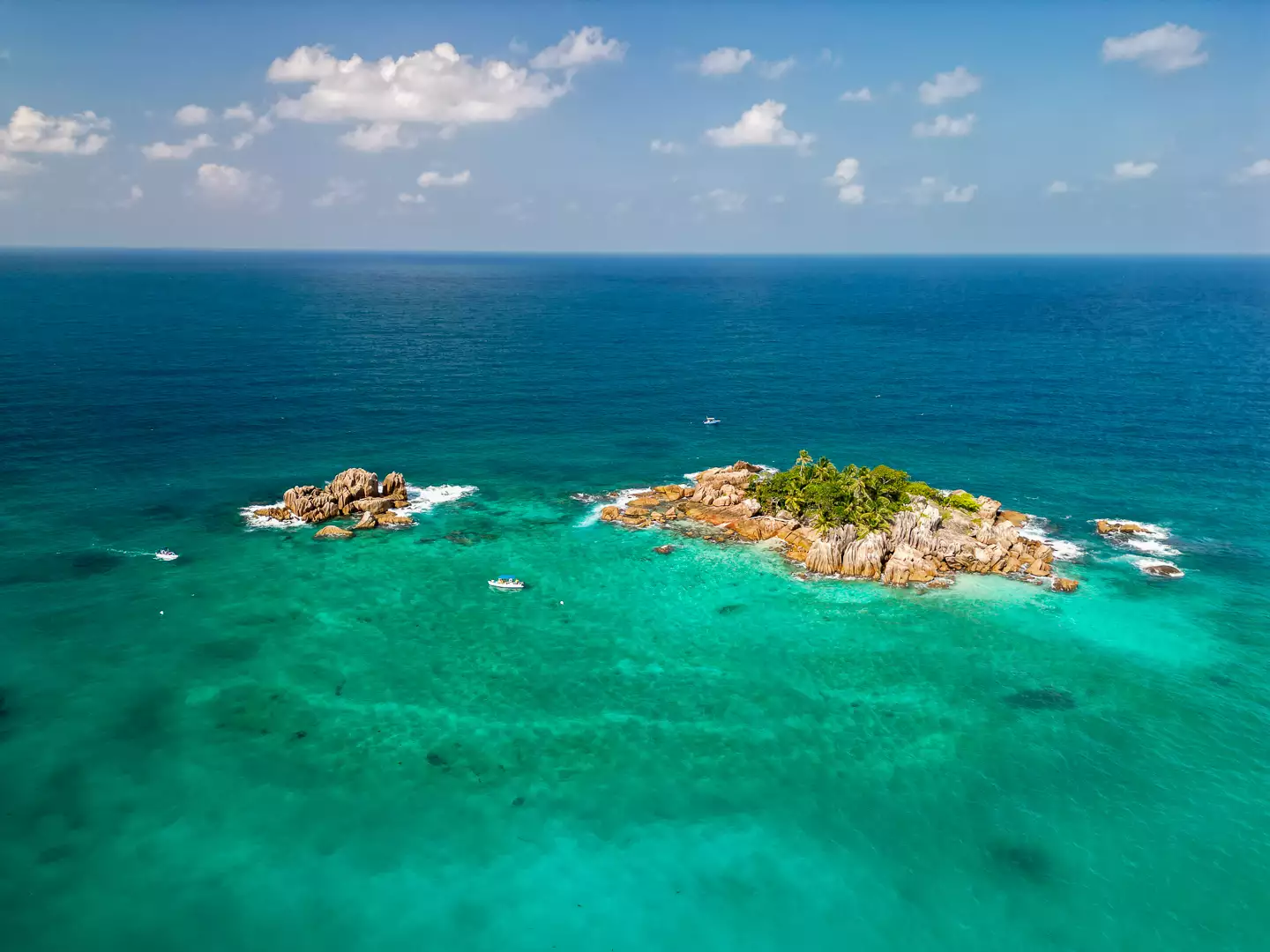 vue drone de l'île Saint Pierre aux Seychelles