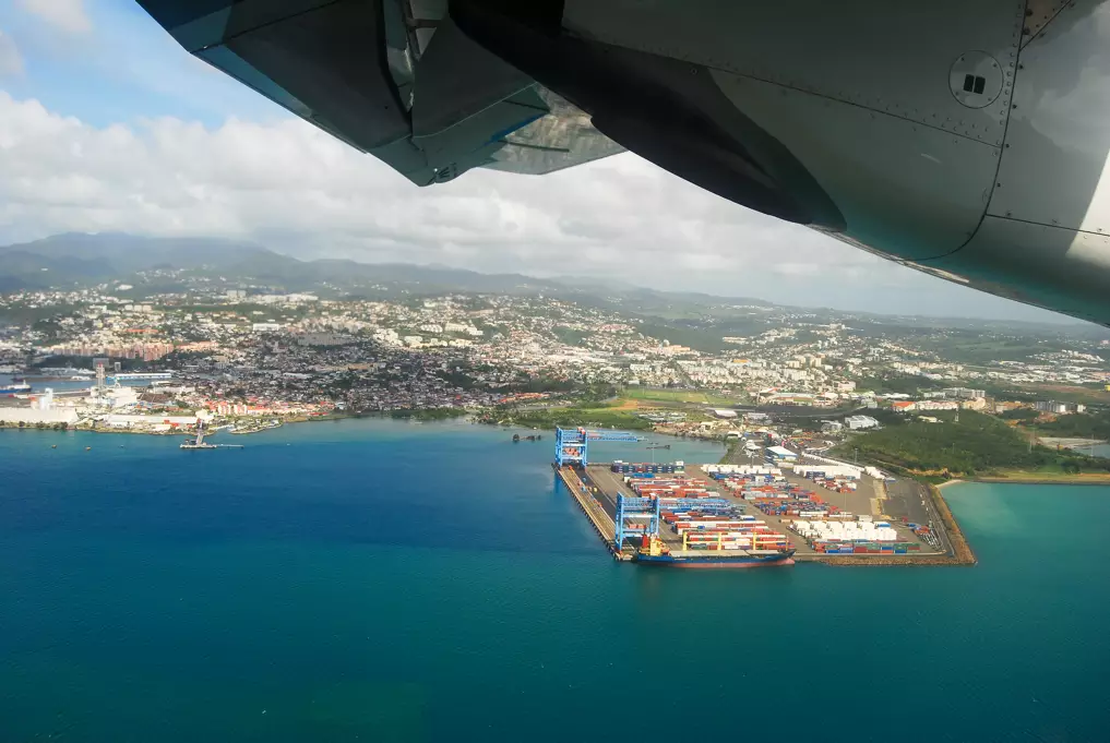Gestion des conteneurs sur port de fort de france vue d'avion
