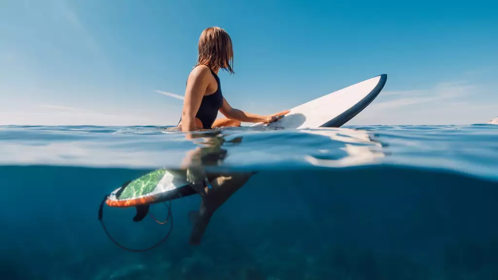 surfeur qui observe les vagues