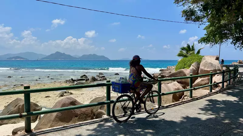 Explorer la Digue en vélo