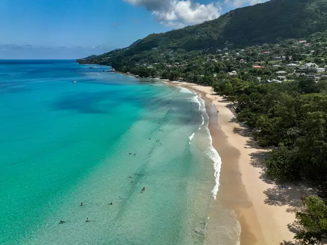 plage de beau vallon aux seychelles